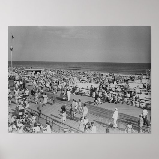 Crowd on Beach Poster (Vorne)