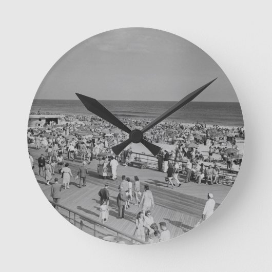 Crowd on Beach Runde Wanduhr (Vorderseite)