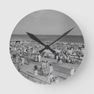 Crowd on Beach Runde Wanduhr