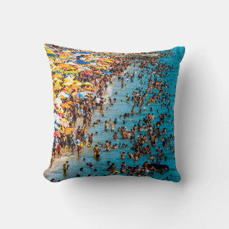 Crowded Tropical Beach and Colorful Parasols  Kissen