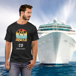 Cruise Squad schwarzer Retro-Monogramm-Name T-Shirt<br><div class="desc">Ein schwarzer Hintergrund. Dekoriert mit einem Retro-Look Bild mit einem Sonnenuntergang,  Palmen und dem Text: Cruise Squad. Personalisieren und fügen Sie Ihren Vornamen,  Monogramm-Initialen und vollständigen Namen.</div>