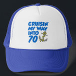 Cruisin' Mein Weg in 70 Truckerkappe<br><div class="desc">Cruisin' My Way in 70 LKW-Hut. Ein großartiger Hut,  den Sie während Ihres siebzigsten Geburtstages auf einem Kreuzfahrtschiff tragen können. Es verfügt über einen Cartoon-Anker. Ideal für alle,  die siebzig und Lieben Kreuzfahrten,  Boote und das Wasser.</div>