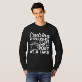 Cruising Through Life One Port at a Time T-Shirt (Vorne ganz)