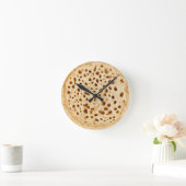 Crumpet auf weiß runde wanduhr (Zuhause)