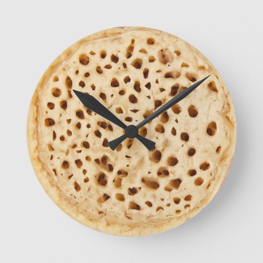 Crumpet auf weiß runde wanduhr (Vorderseite)