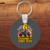 Crushing It Since 2020 Monster Truck 6 Year Old Bi Schlüsselanhänger (Vorderseite)