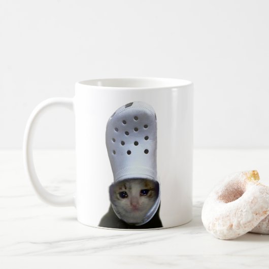 Cry Cat Croc Hat Meme Tasse doppelseitig (Mit Donut)