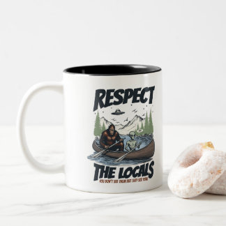 Cryptid Sasquatch Alien UFO Canoe Graphic Zweifarbige Tasse
