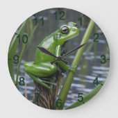 "Crystal Clarity: Green Glass Frog on River Reeds" Große Wanduhr (Vorderseite)