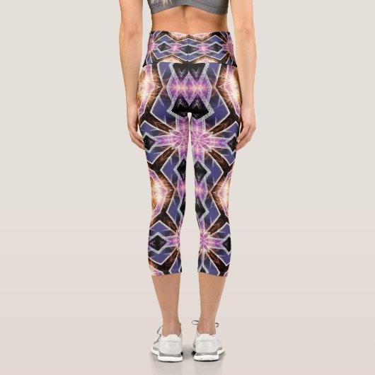 Crystal Goddess Lila Geometrie Glow Capri Leggings (Rückseite)