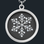 Crystal Snowflake Necklace Versilberte Kette<br><div class="desc">Zarte Kristalle und glänzende Perlen schmücken die Foto-Illustration auf dieser Halskette. Es ist ein schönes Memento für jedes Mädchen in der Hochzeitsfeier.</div>