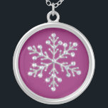 Crystal Snowflake Necklace Versilberte Kette<br><div class="desc">Zarte Kristalle und glänzende Perlen schmücken die Foto-Illustration auf dieser Halskette. Es ist ein schönes Memento für jedes Mädchen in der Hochzeitsfeier.</div>