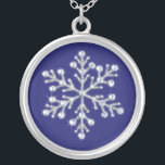 Crystal Snowflake Necklace Versilberte Kette<br><div class="desc">Zarte Kristalle und glänzende Perlen schmücken die Foto-Illustration auf dieser Halskette. Es ist ein schönes Memento für jedes Mädchen in der Hochzeitsfeier.</div>