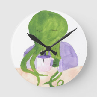 Cthulhu hat eine Tasse Tee Runde Wanduhr