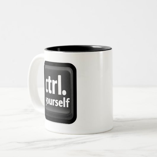 “Ctrl Yourself” Key Illustration – Minimalist Moti Zweifarbige Tasse (Vorderseite Links)