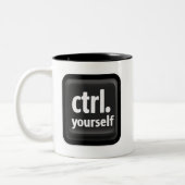 “Ctrl Yourself” Key Illustration – Minimalist Moti Zweifarbige Tasse (Links)