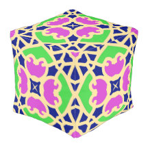 Cube Pouf Ein lebendiges, buntes Stoffmuster
