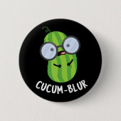 Cucum blur Funny Veggie Cucumber Pun Dark BG Button (Vorderseite)