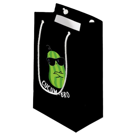 Cucum bro Funny Veggie Cucumber Pun Dark BG Kleine Geschenktüte (Vorderseite Schrägansicht)