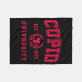 Cud University Cute Cherub Valentines Day Crest Fleecedecke (Vorderseite (Horizontal))