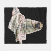 Cuddly Mops in einer Decke (Vorderseite (Horizontal))