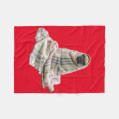 Cuddly Mops in einer umfassenden Fleecedecke (Vorderseite (Horizontal))