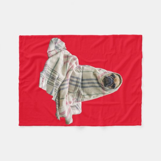 Cuddly Mops in einer umfassenden Fleecedecke (Vorderseite (Horizontal))