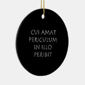 Cui amat periculum in illo peribit keramik ornament (Rechts)