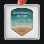 Cumberland Island National Seashore Seagulas Ornament Aus Metall<br><div class="desc">St Marys ist das Tor zur Insel Cumberland,  der größten und südlichsten Barriereinsel Georgiens. Hier flüstern unberührte Meereswälder,  unentwickelte Strände und weite Sumpfgebiete die Geschichten von Mensch und Natur</div>