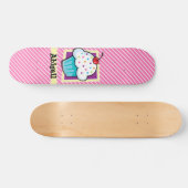 Cupcake auf rosa und weiße Streifen Skateboard (Horizontal)