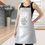 Cupcake Bakery Chic Sliver Glitzer Tropfen Skript Schürze<br><div class="desc">Hier ist ein wunderbarer Weg, um den Spaß des Backens zu ergänzen. Genießen Sie die kulinarischen Abenteuer, wenn Sie diese elegante, raffinierte, einfache und moderne Schürze tragen. Ein funkelnd, silberner Kuchen, handgeschriebene Schrift-Typografie und Glitzer-Tropfen überlagern einen silbernen Imitat-Hintergrund. Personalisieren Sie Ihre Daten mit Ihrem Namen oder einer anderen Kopie. Wählen...</div>