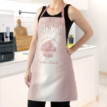 Cupcake Bakery Rose Gold Glitzer Tropfen Typografi Schürze<br><div class="desc">Hier ist ein wunderbarer Weg, um den Spaß des Backens zu ergänzen. Genießen Sie die kulinarischen Abenteuer, wenn Sie diese elegante, raffinierte, einfache und moderne Schürze tragen. Ein funkelnd, Rose goldener Kuchen, handgeschriebene Schrift Typografie und Glitzer-Tropfen überlagern ein gürteliges Imitat metallische Rose Gold ombre Hintergrund. Personalisieren Sie Ihre Daten mit...</div>