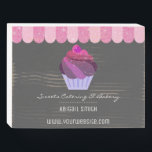 Cupcake Catering Bäckerei Giro Glitzer Holzkisten Schild<br><div class="desc">Der gesamte Text ist einstellbar. Eleganter Glitzer und Typografie-Vorlage. Ideal für alle Arten von Unternehmen. Geeignet für eine Bäckerei,  Catering,  Konditorei Koch,  Süßigkeiten-Shop,  maßgeschneiderte hausgemachte Kuchen und viele weitere Firmenideen. Niedlicher Glitzer Kuchen und süße Shoppingweinchen.</div>