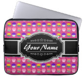 Cupcake Muster Schwarzer Personalisierter Name Laptopschutzhülle (Vorderseite)
