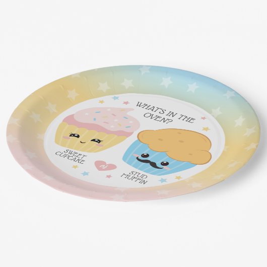 Cupcake oder Stud Muffin Gender Reveal Pappteller (Schrägansicht)