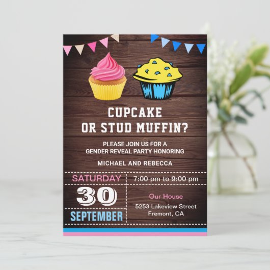 Cupcake oder Stud Muffin Gender Reveal Party Einladung (Stehend Vorderseite)