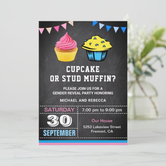 Cupcake oder Stud Muffin Gender Reveal Party Einladung (Stehend Vorderseite)
