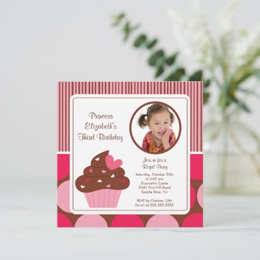 Cupcake Photo Birthday Invitation Pink Polka Dots Einladung (Stehend Vorderseite)