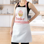 Cupcake Pink Gold I Bake Modern Bold Typografy Schürze<br><div class="desc">Hier ist ein wunderbarer Weg, um den Spaß am Backen zu erhöhen und Ihr Geschäft weiter zu fördern. Genießen Sie die kulinarischen Abenteuer, wenn Sie diese elegante, raffinierte, einfache und moderne Schürze tragen. "I bake" in dunkelstaubigen rosa fett, typografisch, ein grafisch rosa und goldener Kuchen und ein hellrosa Band überlagern...</div>