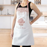 Cupcake Pink Rose Glitzer Tropfen Bäckerei Kondito Schürze<br><div class="desc">Hier ist ein wunderbarer Weg, um den Spaß des Backens zu ergänzen. Genießen Sie die kulinarischen Abenteuer, wenn Sie diese elegante, raffinierte, einfache und moderne Schürze tragen. Ein funkelnd, rosa rosa Goldkuchen, Glitzer-Tropfen und handgeschriebene Typografie überlagern einen weißen Hintergrund. Personalisieren Sie Ihre Daten mit Ihrem Namen, Ihrer Firma oder einer...</div>