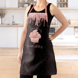 Cupcake Rose Gold Glitzer Tropfen Black Bakery Koc Schürze<br><div class="desc">Hier ist ein wunderbarer Weg, um den Spaß des Backens zu ergänzen. Genießen Sie die kulinarischen Abenteuer, wenn Sie diese elegante, raffinierte, einfache und moderne Schürze tragen. Ein funkelnd, dunkler Rose goldener Kuchen, Glitzer-Tropfen und hellrosa handgeschriebene Skripttypografie überlagern einen schwarzen Damask-Muster ombre-Hintergrund. Personalisieren Sie Ihre Daten mit Ihrem Namen oder...</div>