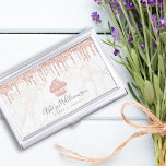 Cupcake Rose Gold Glitzer Tropfen Marmorbäckerei K Visitenkarten Dose<br><div class="desc">Hier ist eine wunderbare, trendige Art, Ihre Marke zu zeigen. Mit diesem eleganten, raffinierten, einfachen und modernen individuelle Name-Visitenkartenhalter präsentieren Sie Ihr bestes Selbst Ihren Kunden. Ein funkelnd, Rose goldener Kuchen, Glitzer-Tropfen und handgeschriebene Typografie überlagern einen goldfarbenen Hintergrund aus weißem Marmor. Personalisieren Sie mit Ihrem vollen Namen und/oder Ihrer Firma....</div>