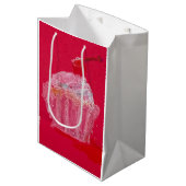 Cupcake with strawberry Frosting Mittlere Geschenktüte (Vorderseite Schrägansicht)