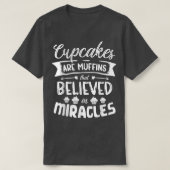 Cupcakes are muffins that believed in miracles bak T-Shirt (Design vorne)