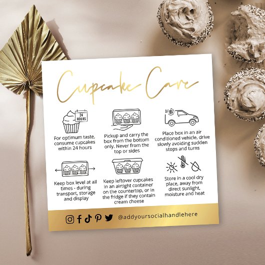 Cupcakes Care Guide White & Gold Logo Bäckerei Quadratische Visitenkarte