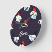 Cupcakes on Blue Runde Wanduhr (Winkel)