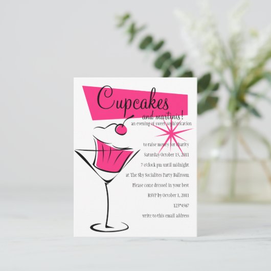 Cupcakes und Martinis in heiß rosa Einladung (Stehend Vorderseite)