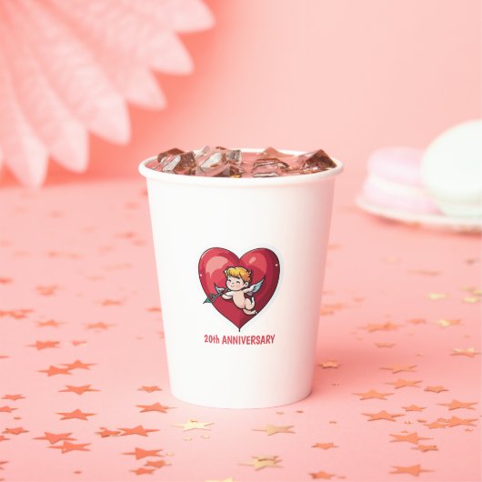 Cupid am roten Herz Pappbecher (Insitu)