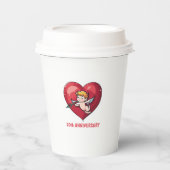 Cupid am roten Herz Pappbecher (Vorderseite)