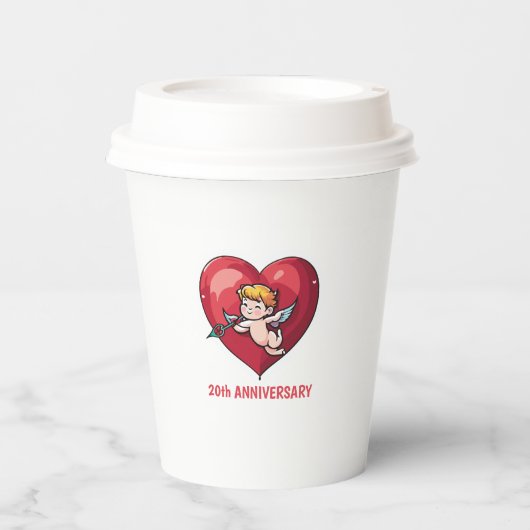 Cupid am roten Herz Pappbecher (Vorderseite)